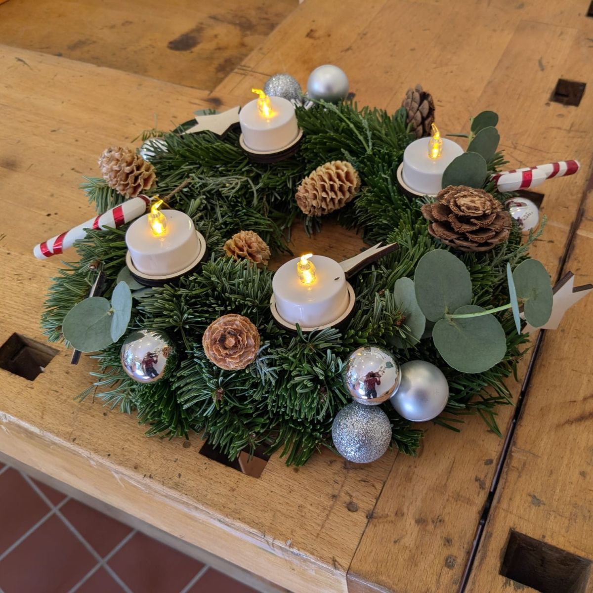 Kinder gestalten ihren eigenen Adventskranz
