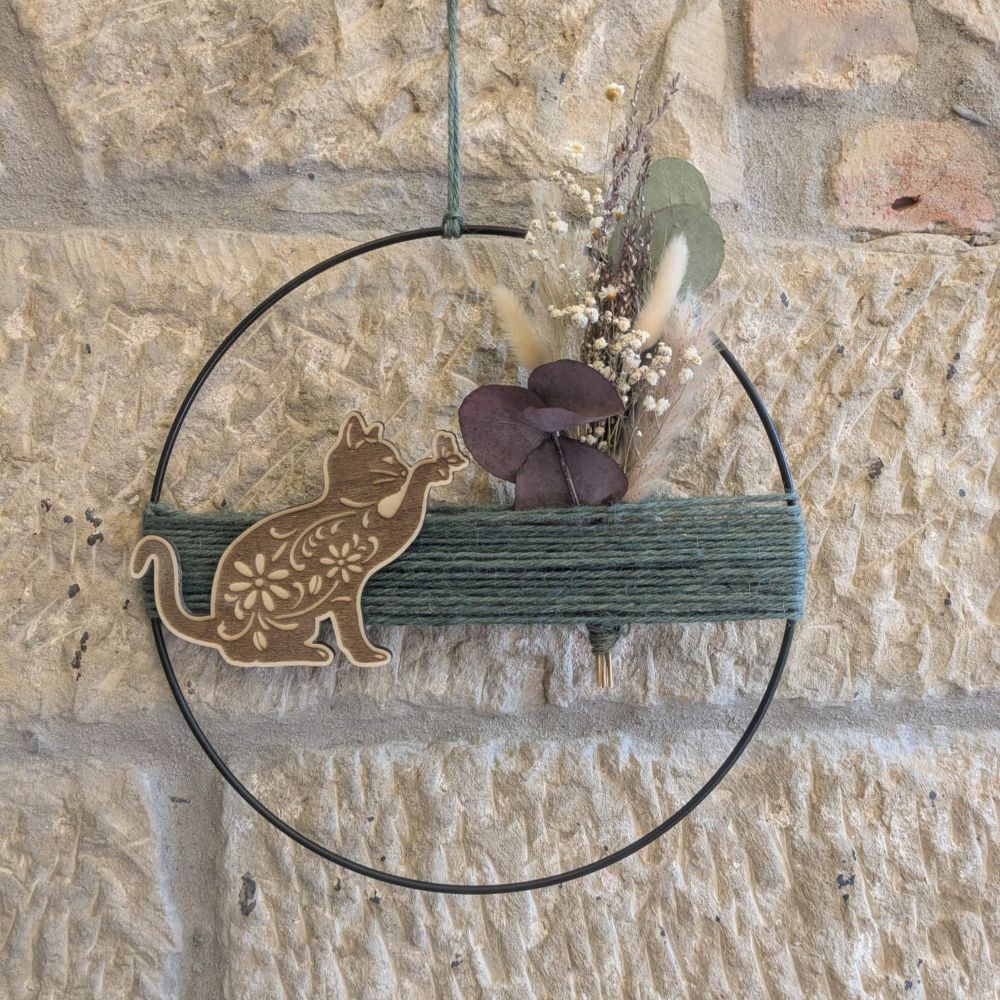 Metallloop mit Trockenblumen und Holzmotiv